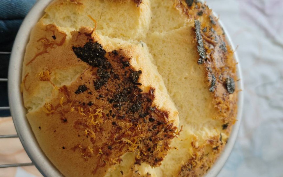 芝士肉松海苔蛋糕,买的是纯肉松,幸好家里有海苔卷,掰碎,我真是个机智