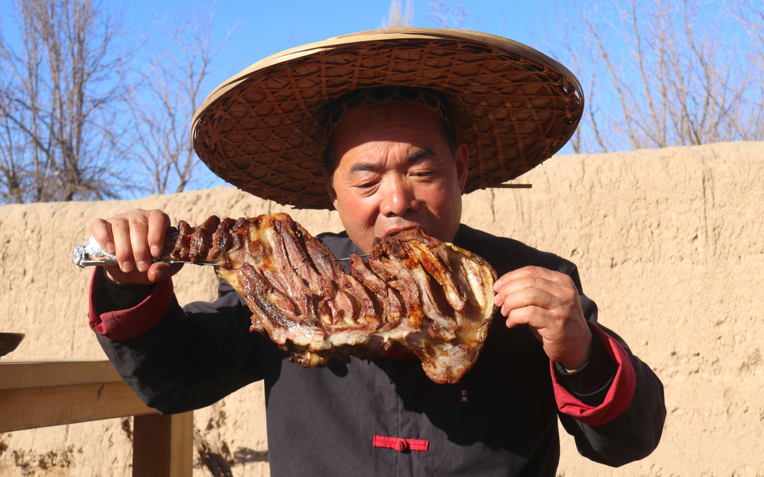 农村大叔秘制烤羊腿,6斤大羊腿整个拿来烤,大口吃起来太过瘾了