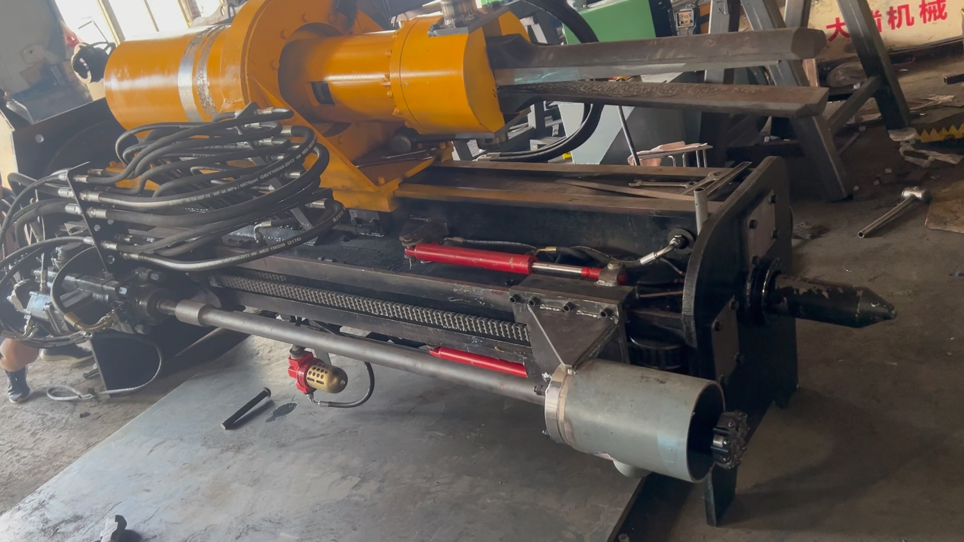 大型机载式钻裂一体机矿山开采静态爆破安装在挖掘机上的岩石劈裂机