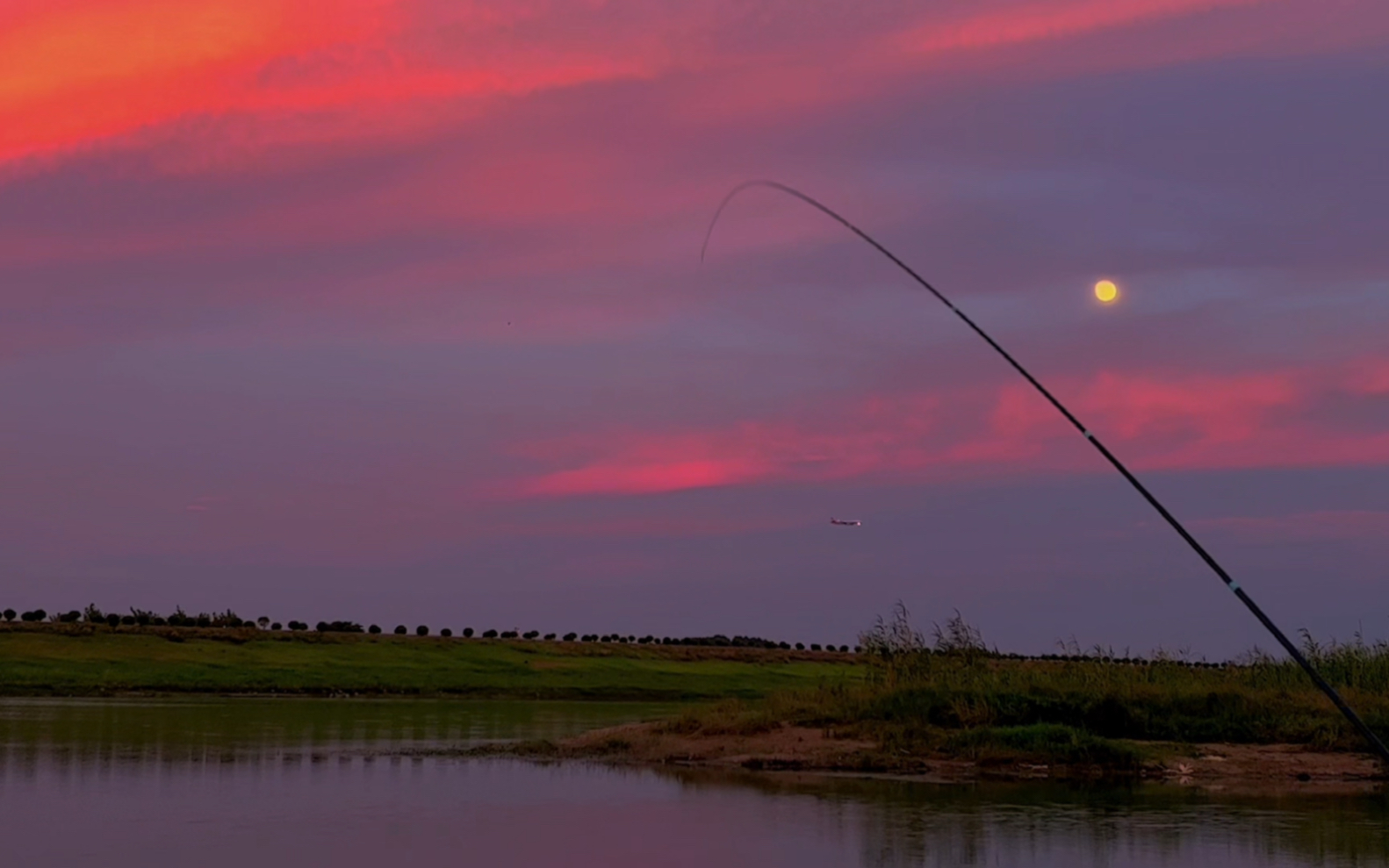 漫天紫色的晚霞,水天一色,也不知钓鱼老翁,此刻钓的是鱼,还是那一轮