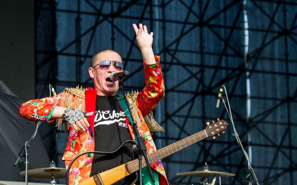 "摇滚教母"梁龙,是怎么穿上女装的?二手玫瑰的特色你喜欢吗?