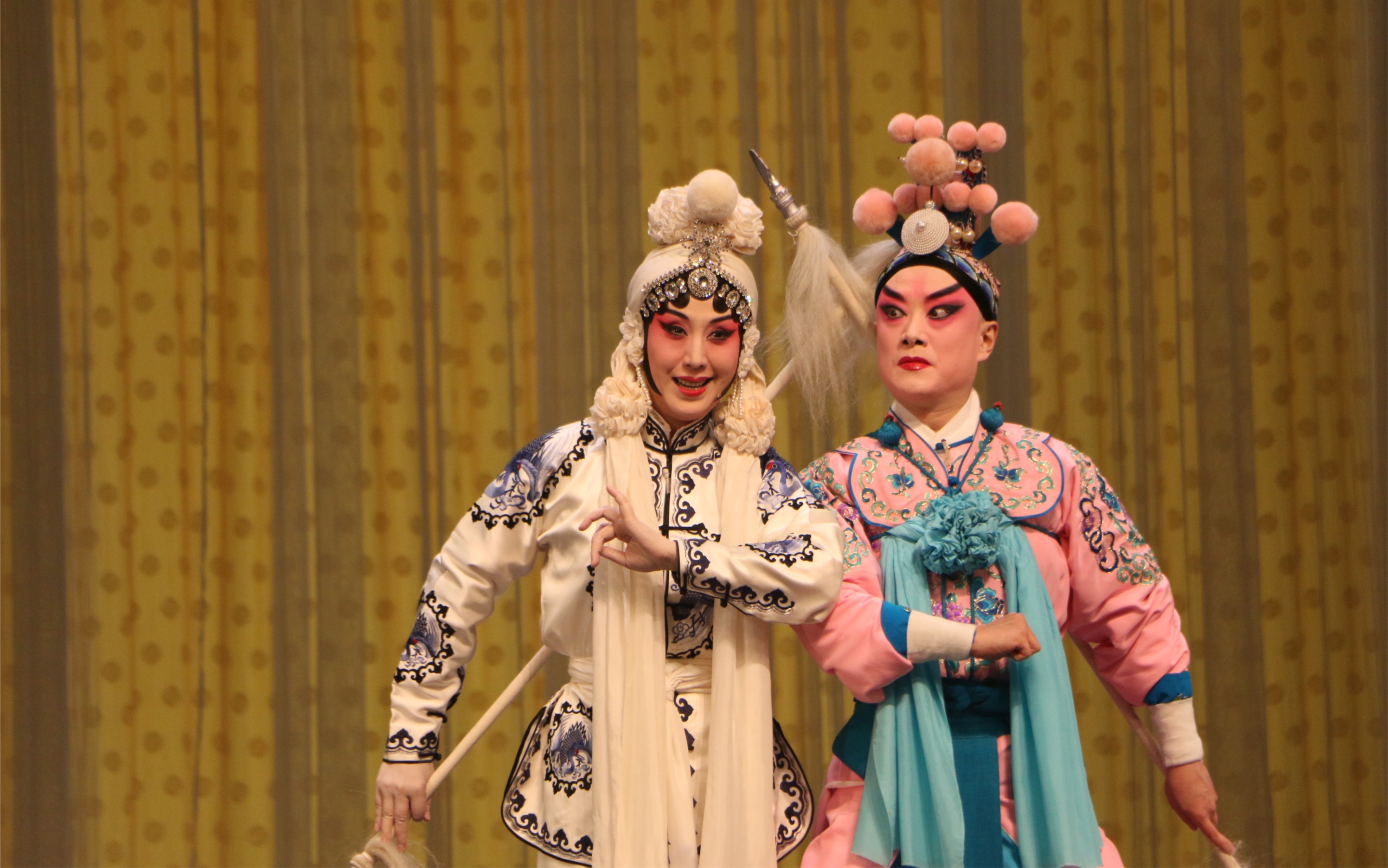 【虹霓关】史依弘饰东方氏 杨楠饰王伯当 好一似前朝的潘安容装