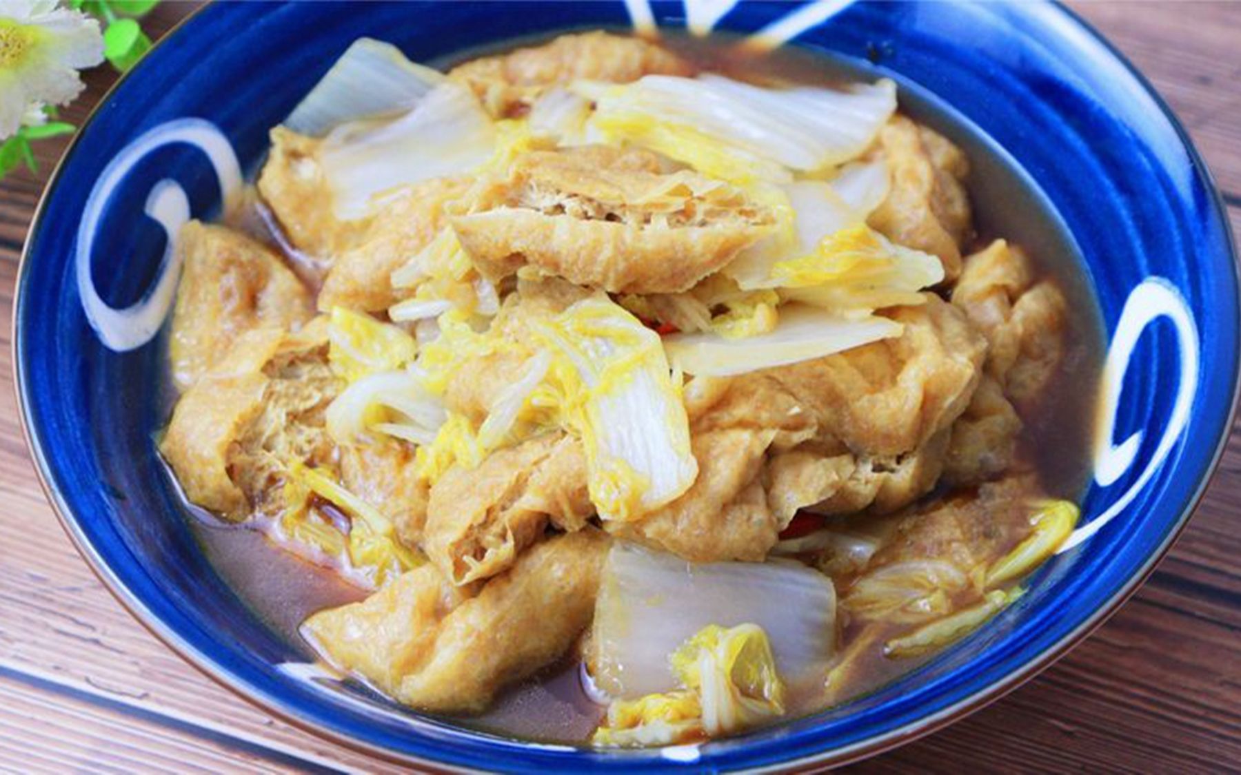 油豆腐这么做实在太香了,搭配白菜,做法简单,上桌连汤汁都不剩