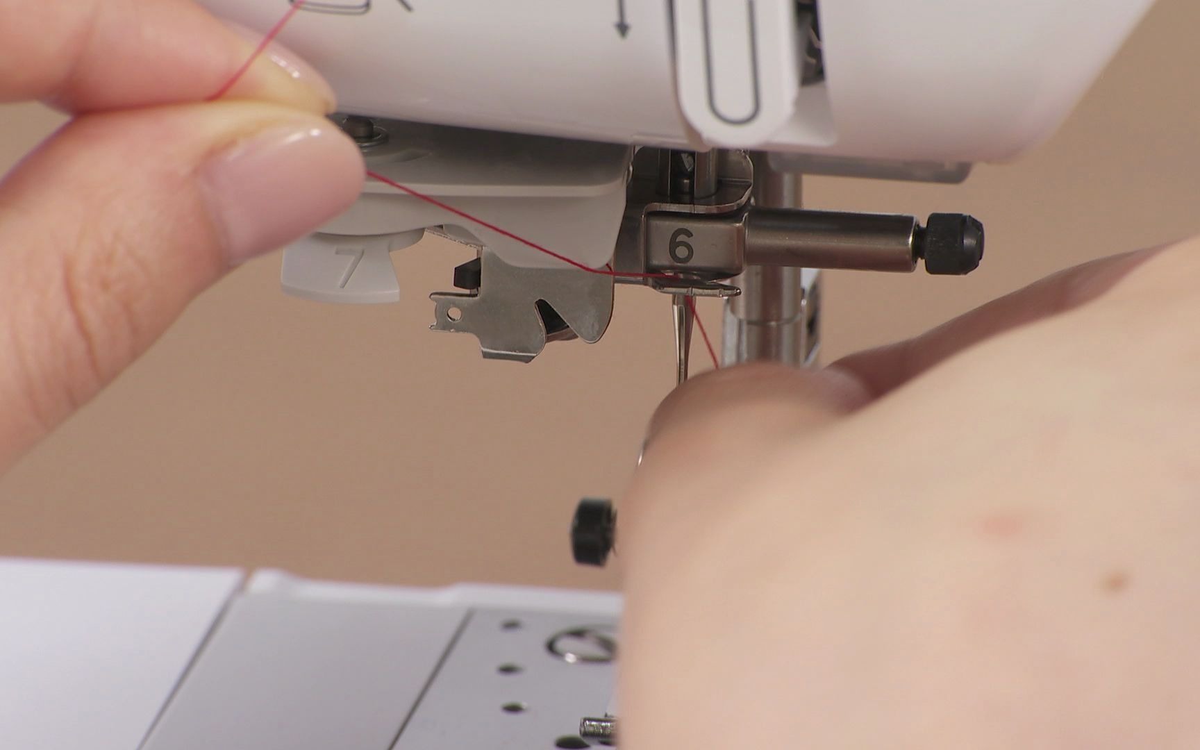 电动缝纫机怎样穿线图片