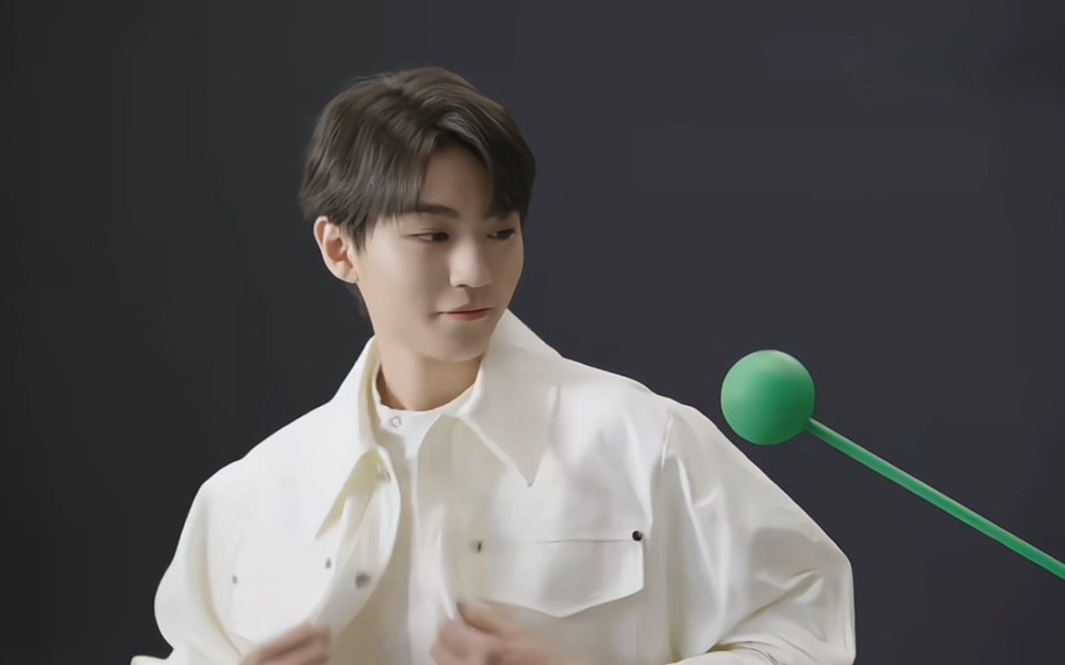 [王俊凯]芭比波朗广告拍摄花絮:谁能不爱脸蛋天才王俊凯的怼脸拍