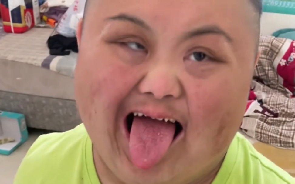 唐太宗小鸭哥吃烩面料理包被辣的红温鬼叫