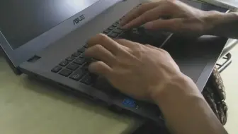 实拍同桌上课打代码！