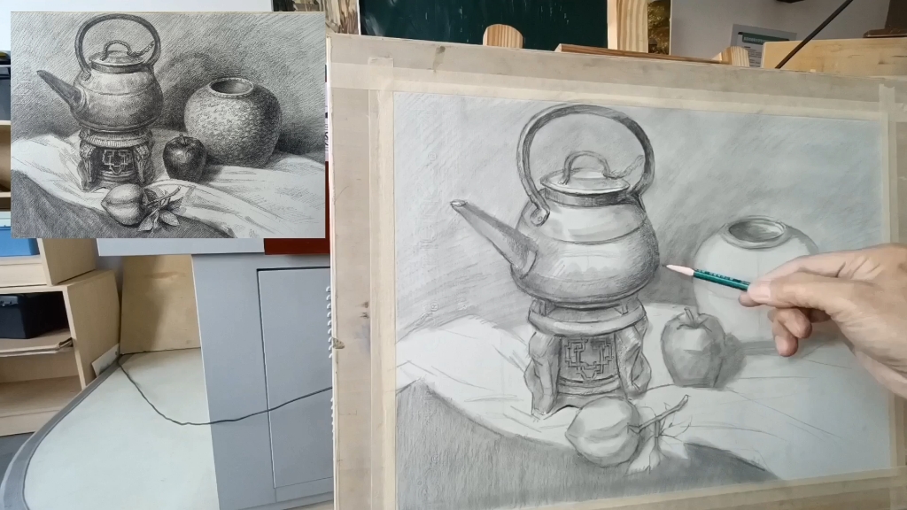 素描中级班_静物组合写生(铜壶)示范课