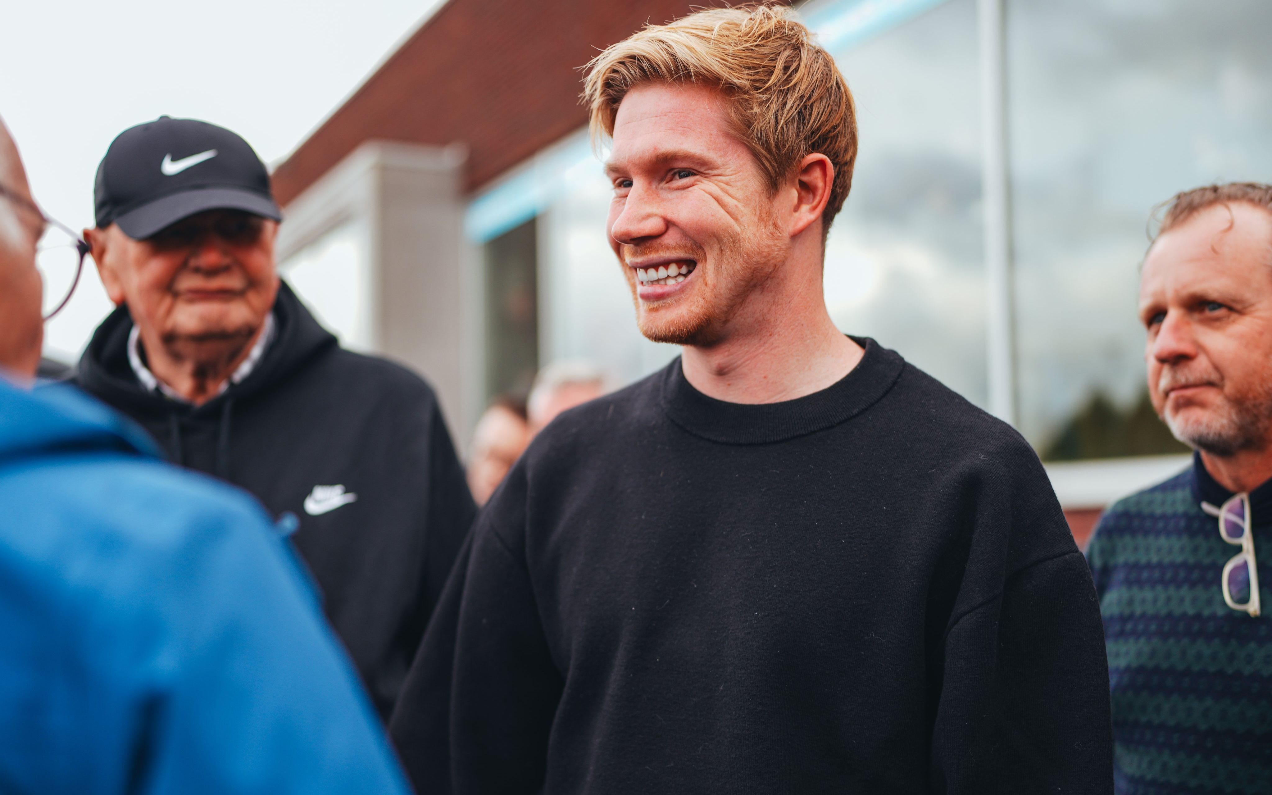 将至高荣光带回家乡,随镜头来回顾在丁丁相伴下曼城三冠王奖杯巡展在