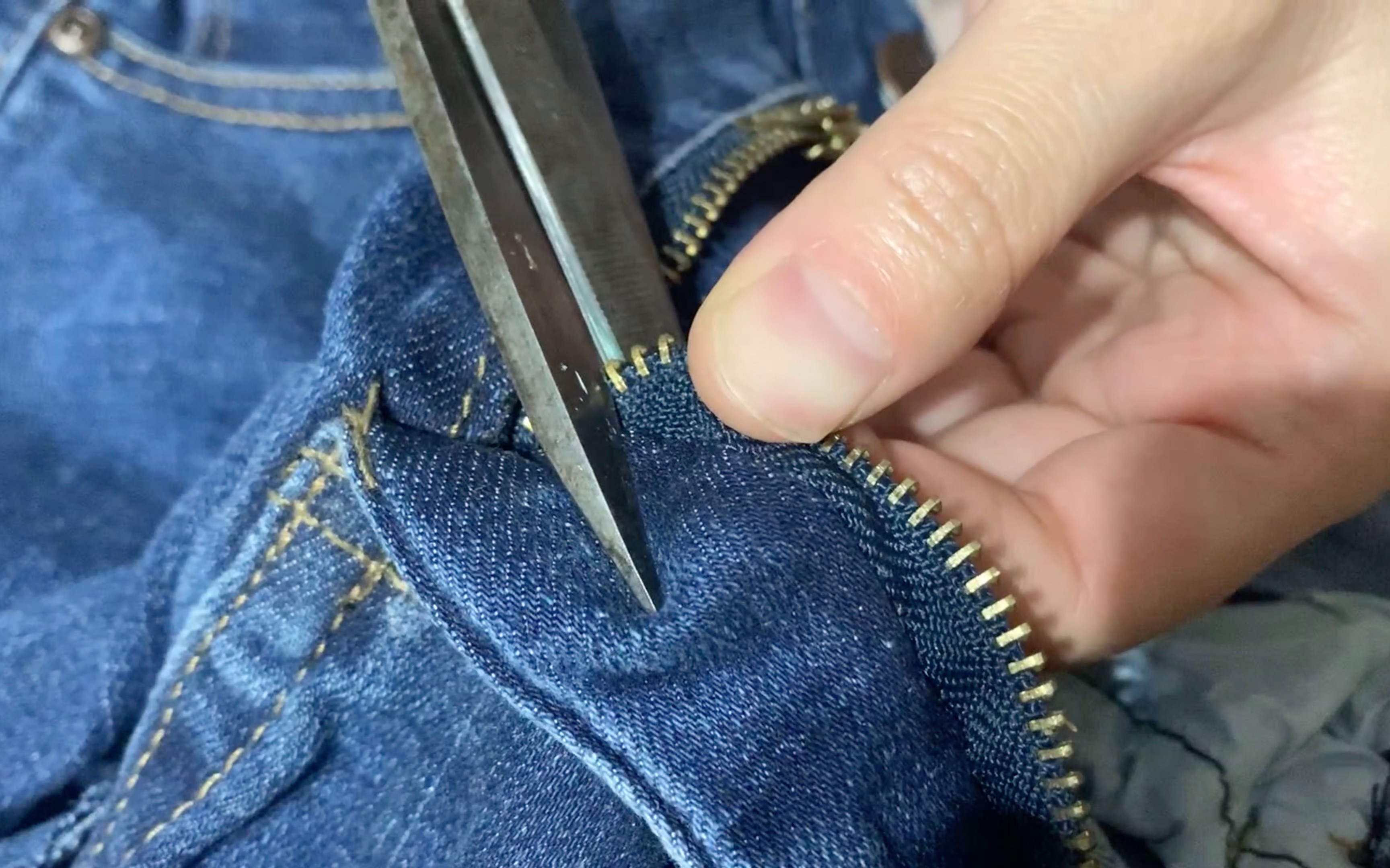 衣服拉链坏了先别换,剪刀剪一剪,缝一缝轻松修复,简单实用