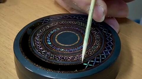 艺术】一直好奇细小的螺钿是如何在漆器表面拼成美丽的图案的，这个视频 