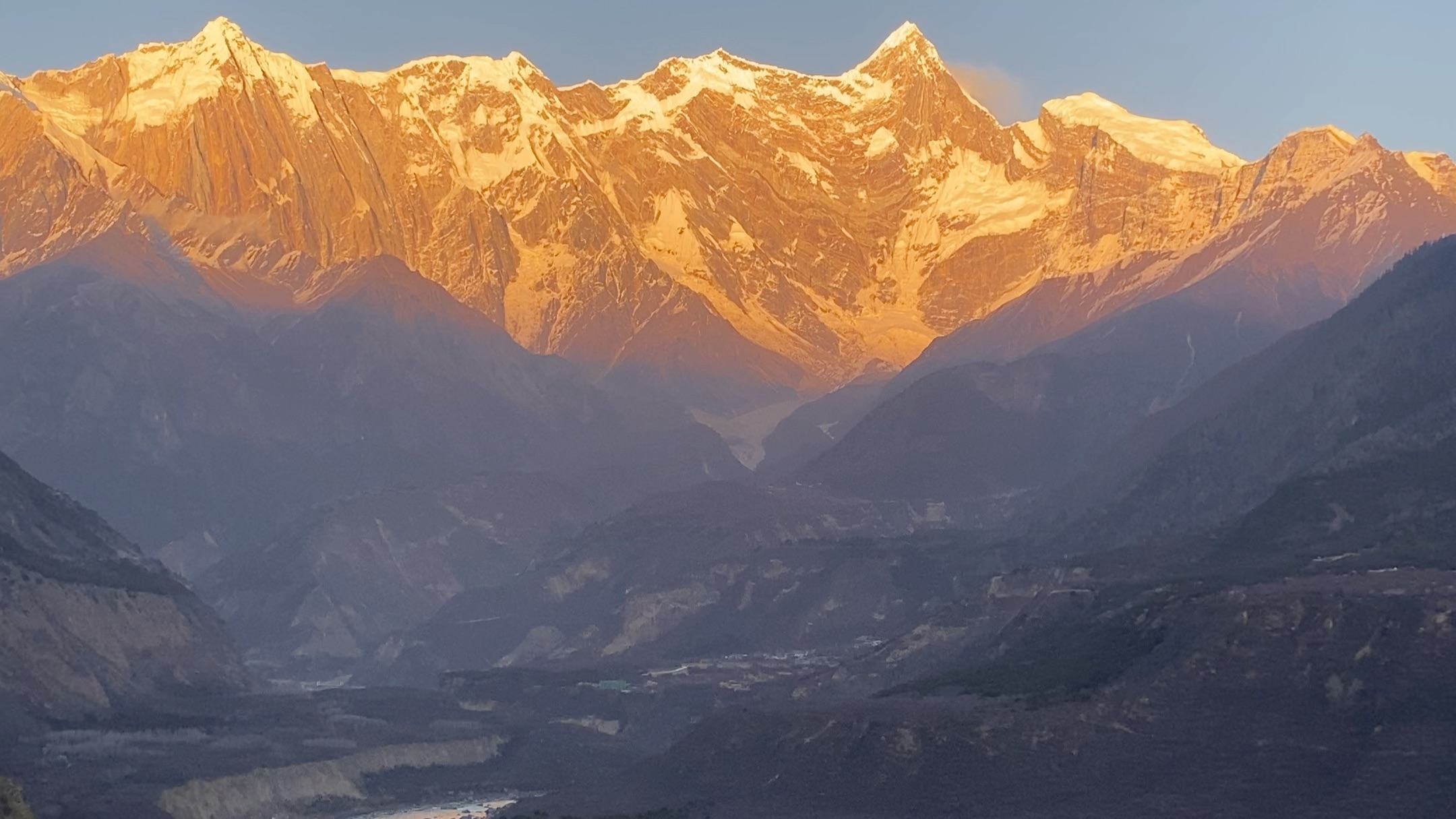 南迦巴瓦峰日照金山