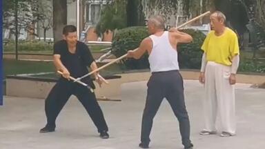 武打演员/武替】少林达摩杖，属少林传统武术器械，融棍法、钩法、剑法