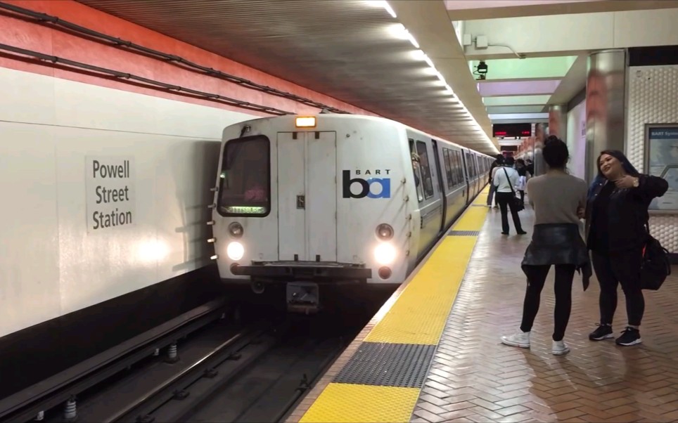 美国铁路夜晚的旧金山湾区捷运列车powell大街车站