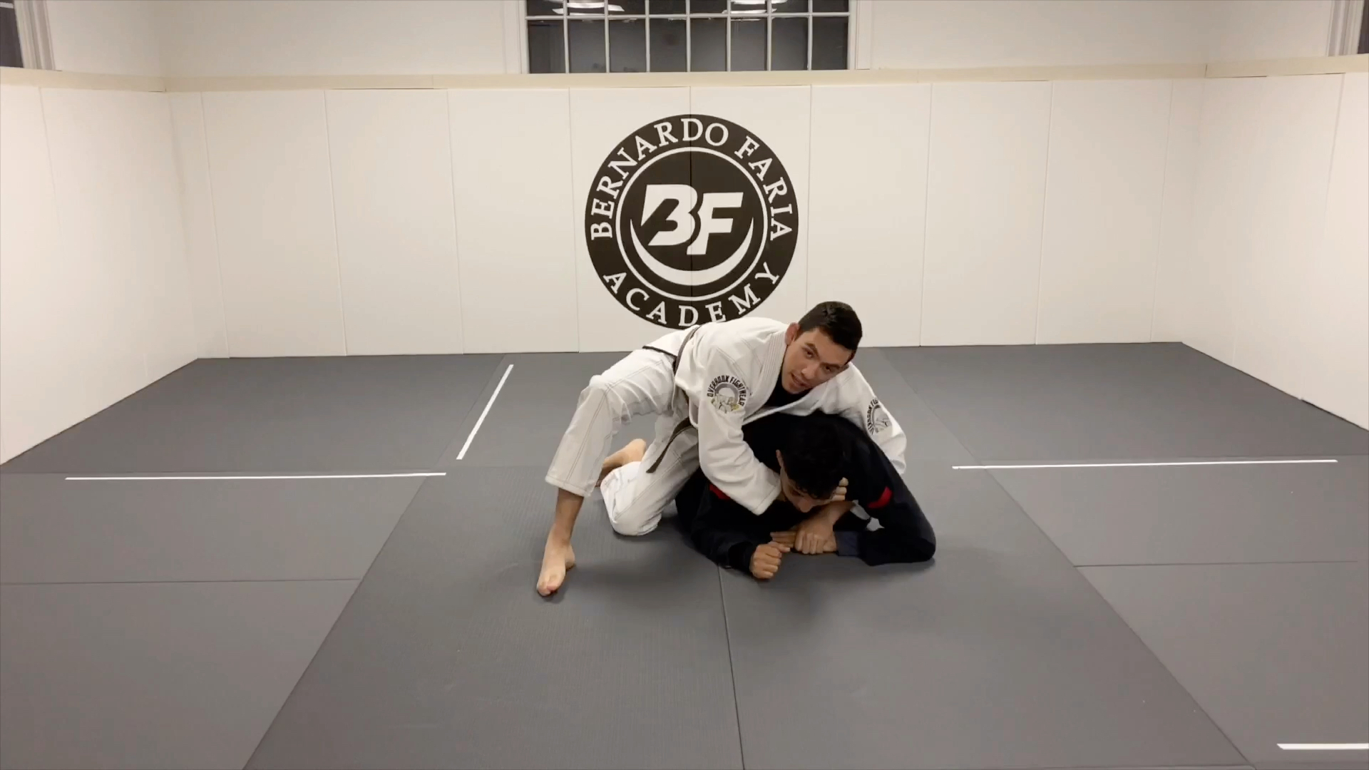 巴西柔术海龟防守上位时钟绞