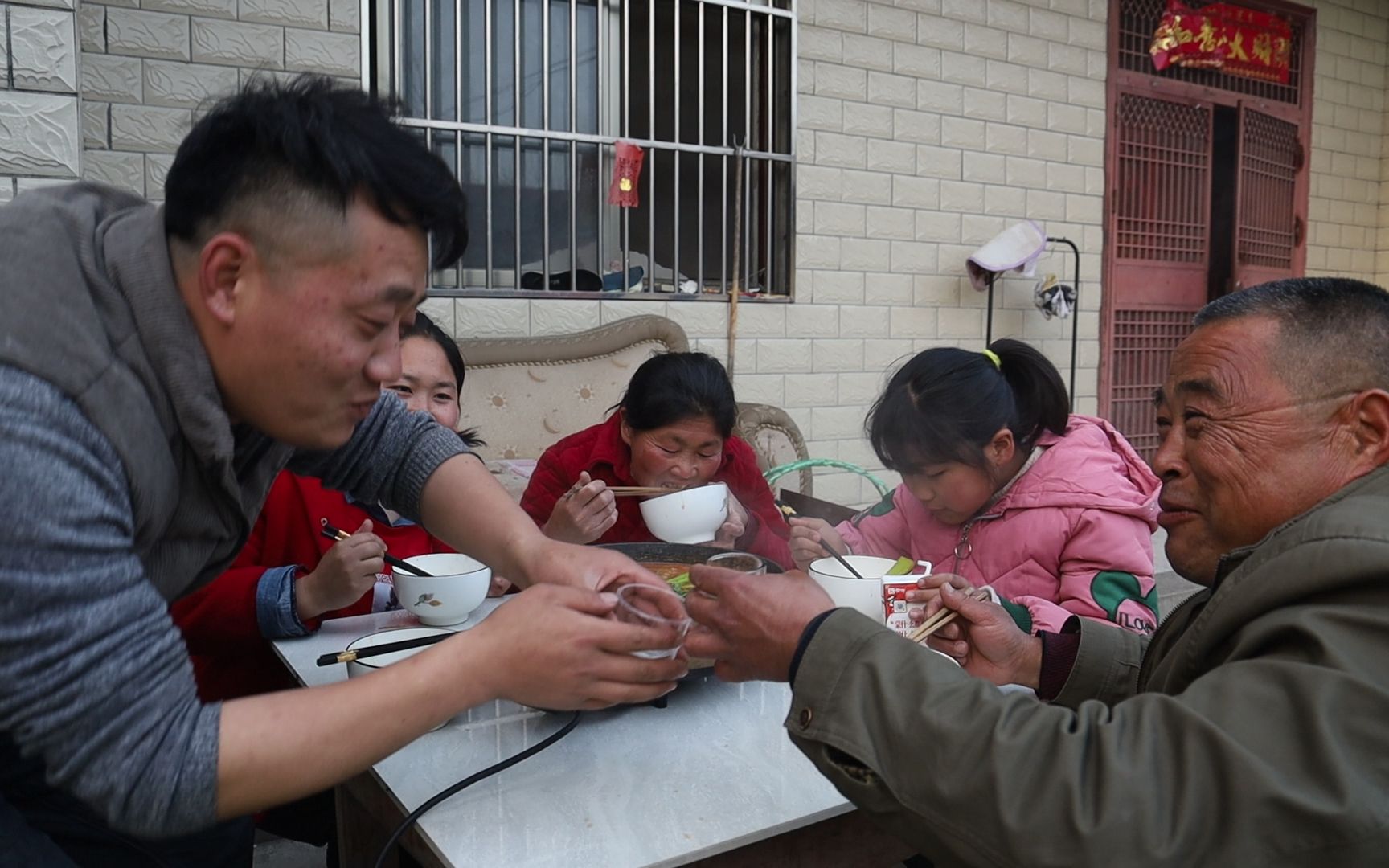 [图]老妈嘴馋牛蛙，胖妹立刻买5只涮火锅，红油锅底越辣越爽，吃过瘾