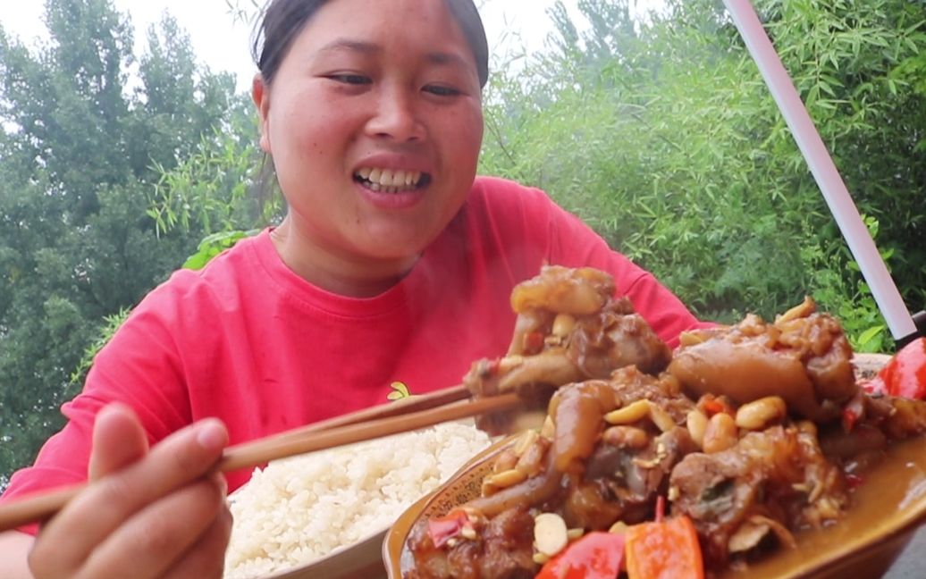 胖妹做黄豆焖猪蹄,1人吃1盆,两手抱着啃,吃的嘴角流油,过瘾_哔哩哔哩