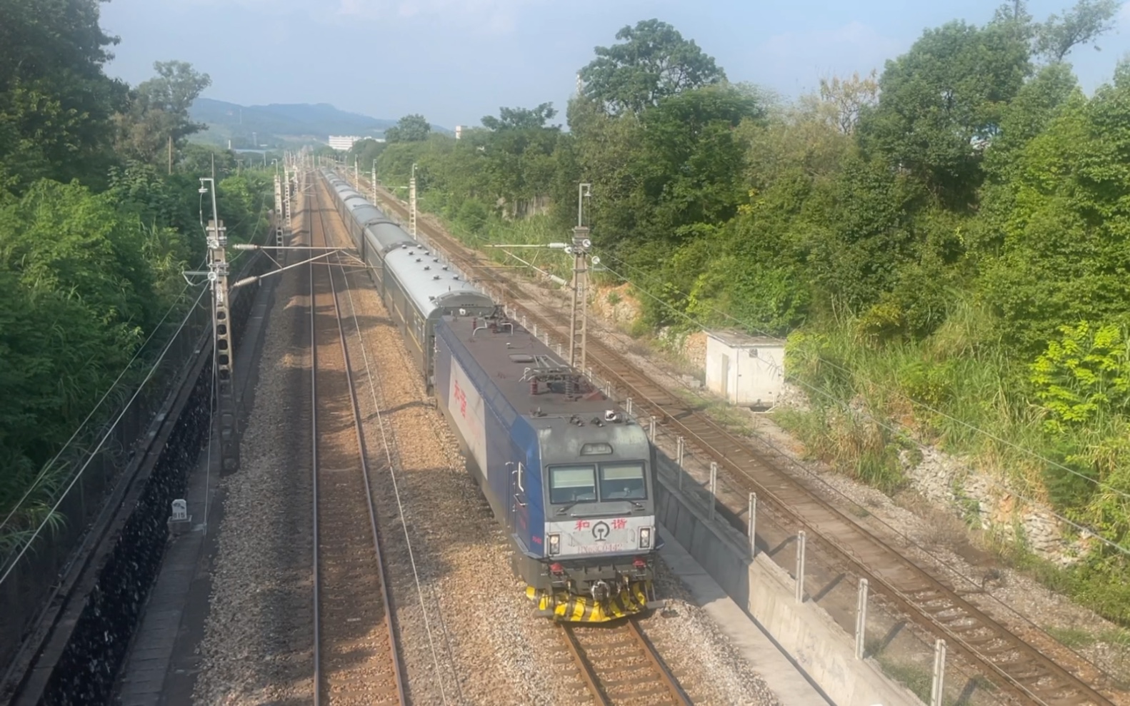 广铁长段hxd3c0442牵引成都西-广州的k191次快速列车接近京广线马坝站