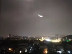 Скачать видео: 不明飞行物  卧槽，这是啥？  Ufo吗？ 还是suv