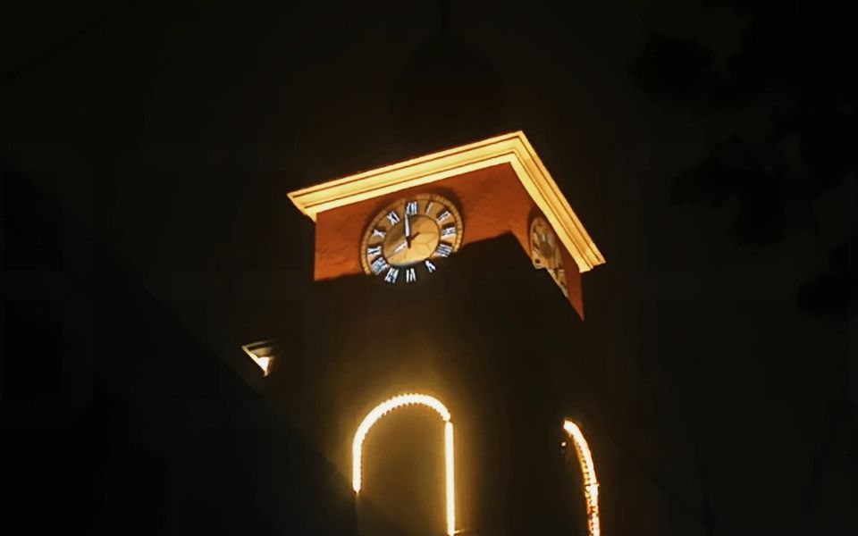 龙湖1号院社区门口新建的钟楼晚上8点报时