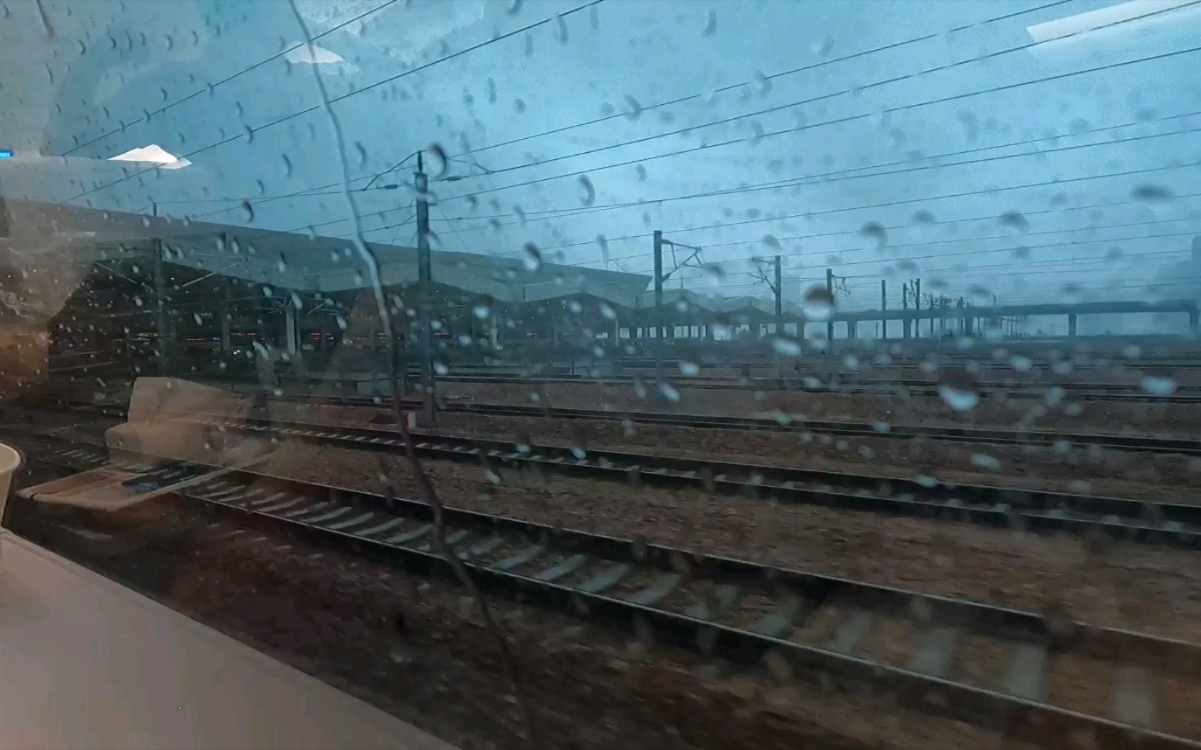 2021年7月20日郑州暴雨阴霾笼罩下的高铁