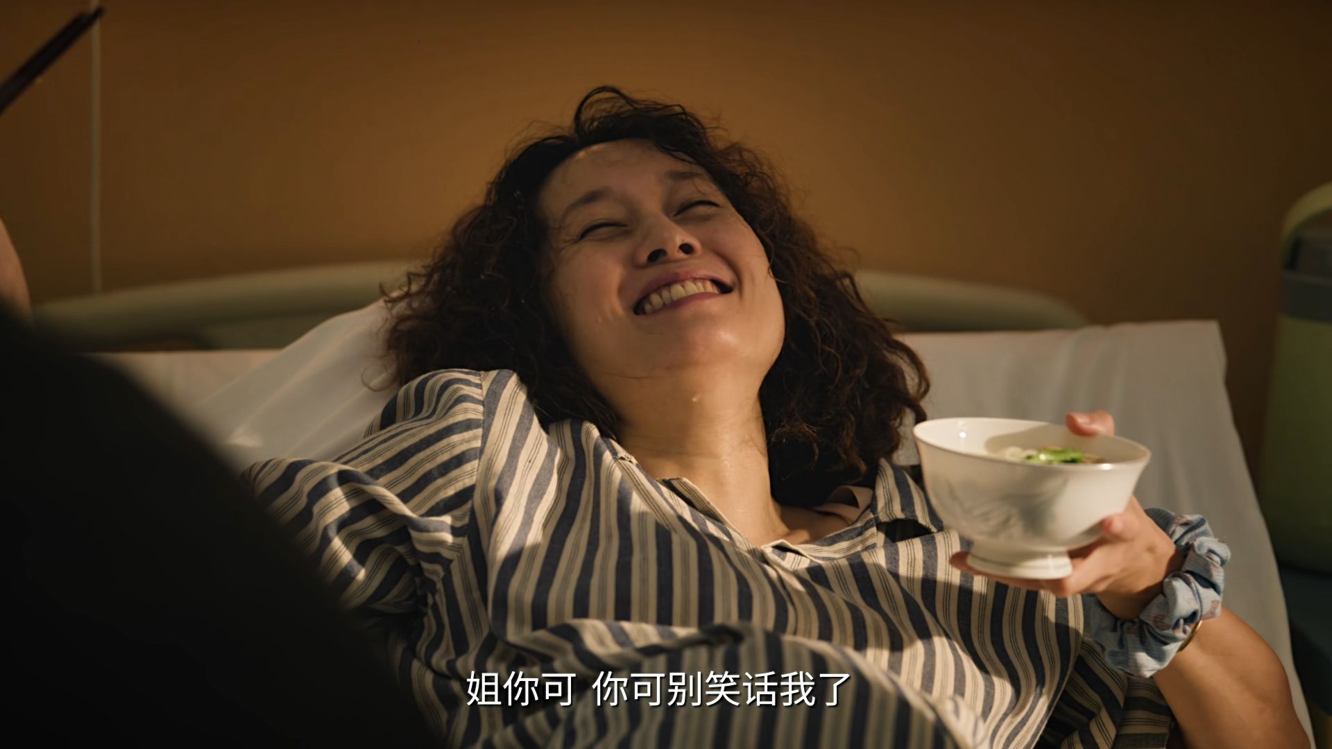 马伊琍陈红生二胎，开心的狠，生娃还要签合同，要养鸭子啊啊哈哈，娟姐真会说话，美滋滋的， 这段狠生活态呀，拍的，这，得吃东西，