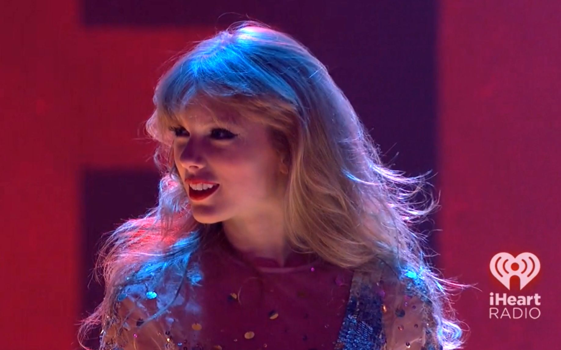 [图]【火花飞】Taylor Swift - Sparks Fly (Live 2012 iHeartradio)