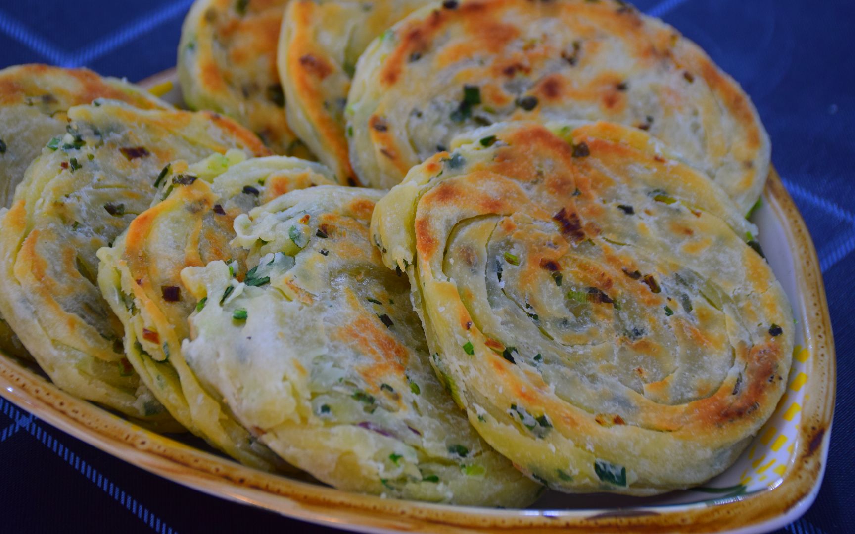 1把小葱1碗面,教你做香酥葱油饼,咬一口直掉渣,葱香味十足