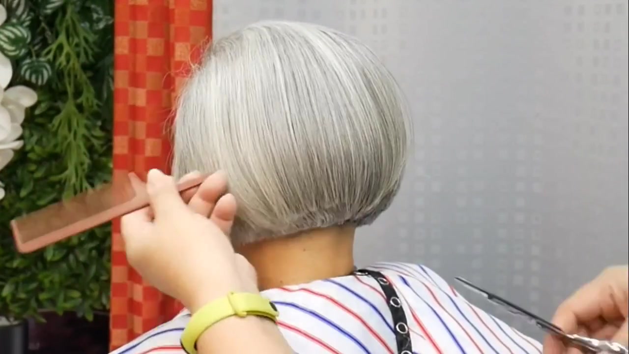 【流行发型】大妈满头白发怎么剪就是不染,发型师直接剪成短波波,精神