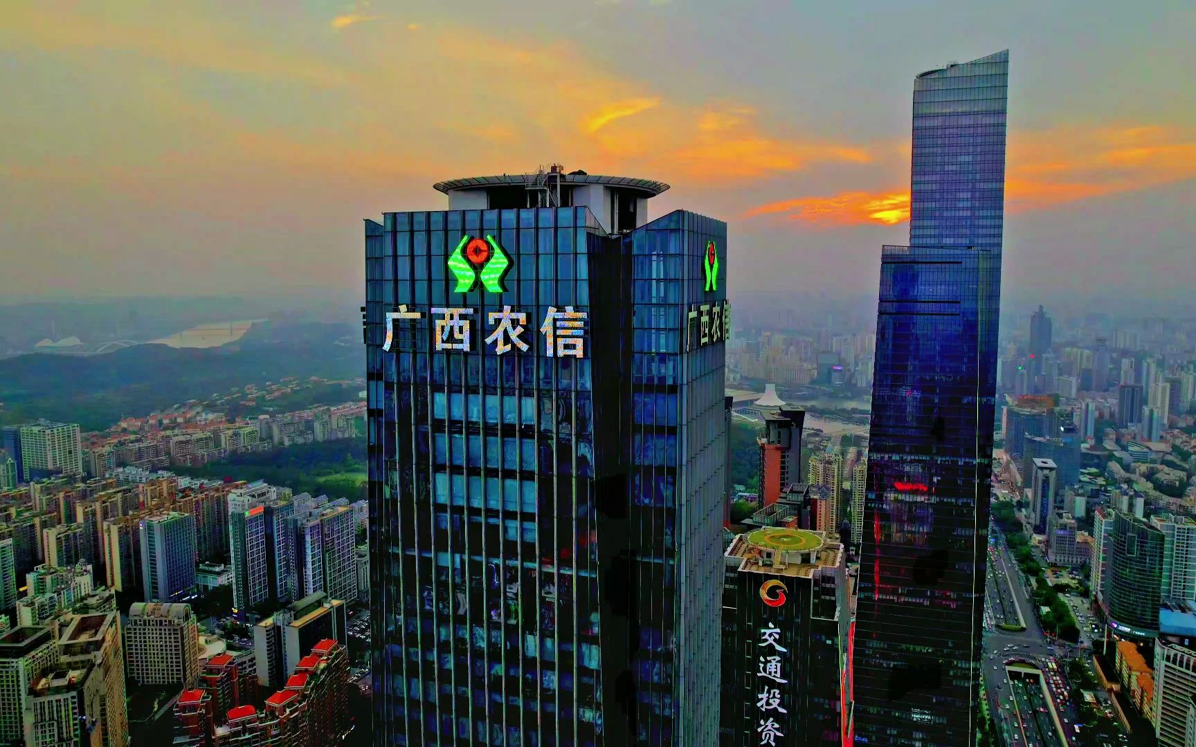 或许这就是高楼之上的人所看见的晚霞