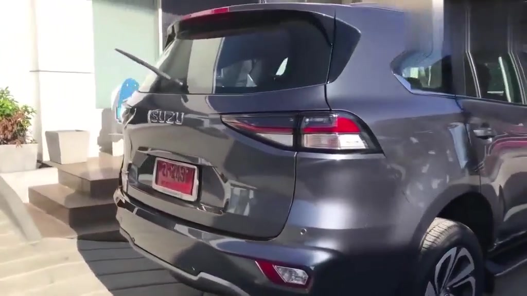 2021款五十铃mu-x牧游侠抢先实拍,颜值总算提升不少,太帅了