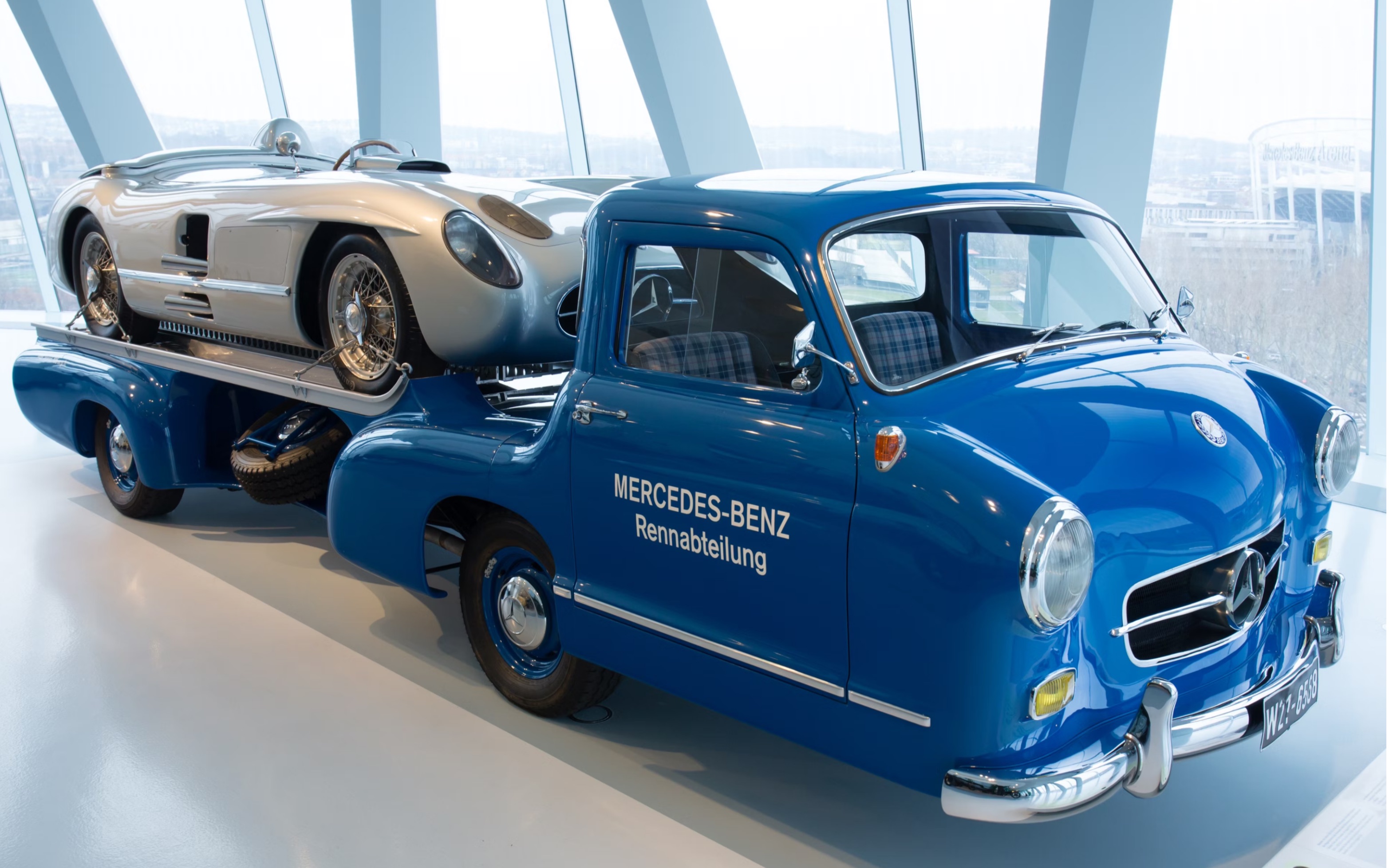 最美奔驰运输车 蓝色奇迹 当年奔驰大奖赛王者slr专属座驾