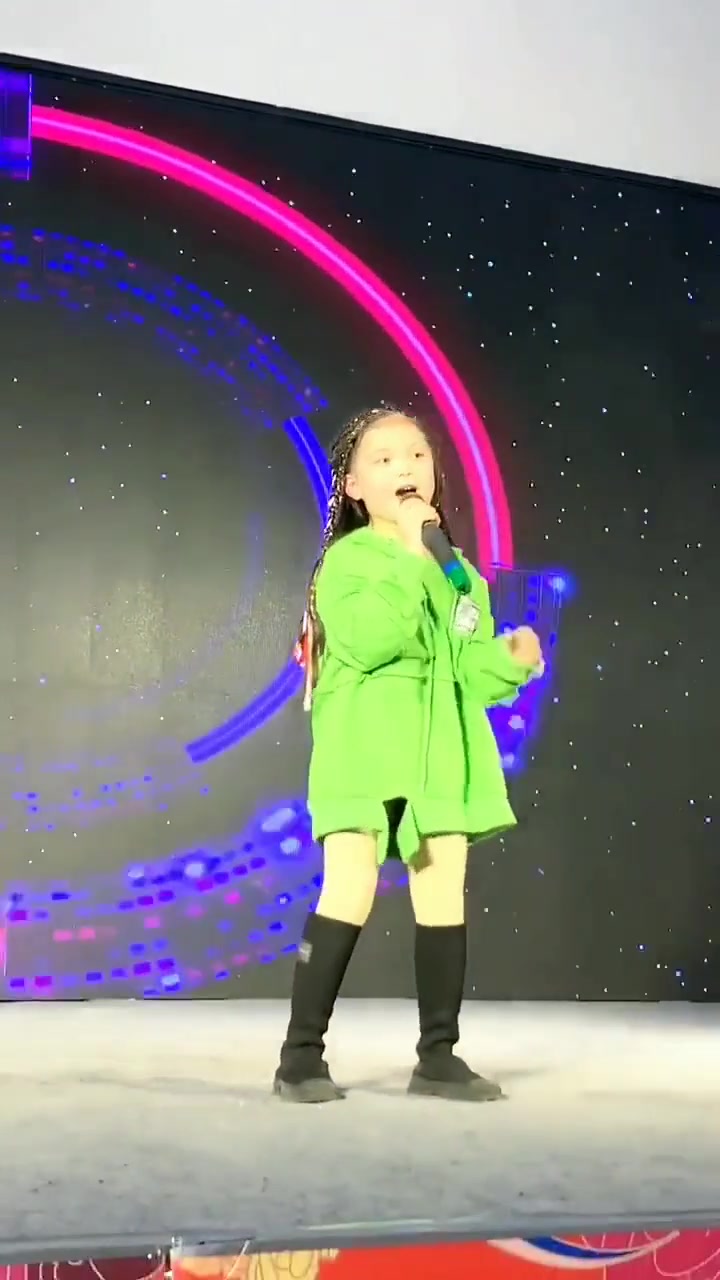 5岁萌娃边唱边唱跳桥边姑娘稚嫩童音清脆悦耳惹人爱