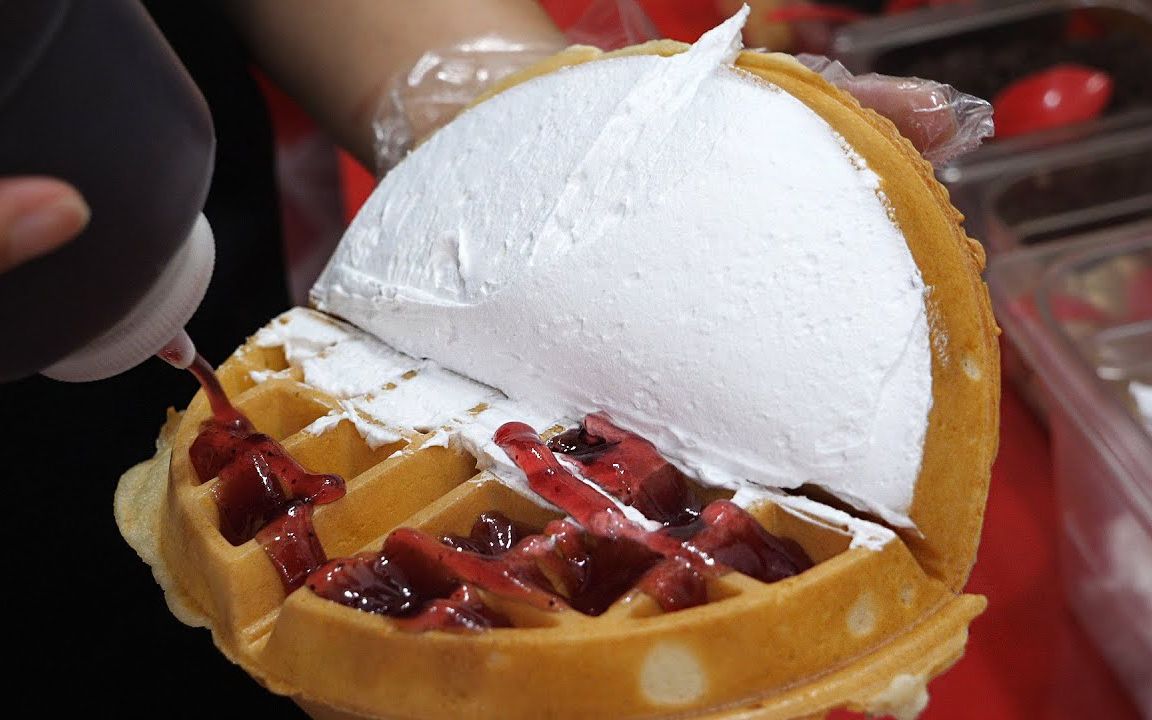 双面烤制的奶油鲜奶油华夫饼-韩国街头食品