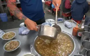 下载视频: 【台湾美食】肉羹面线、脆皮肉圆、担仔面！地道彰化街头小吃