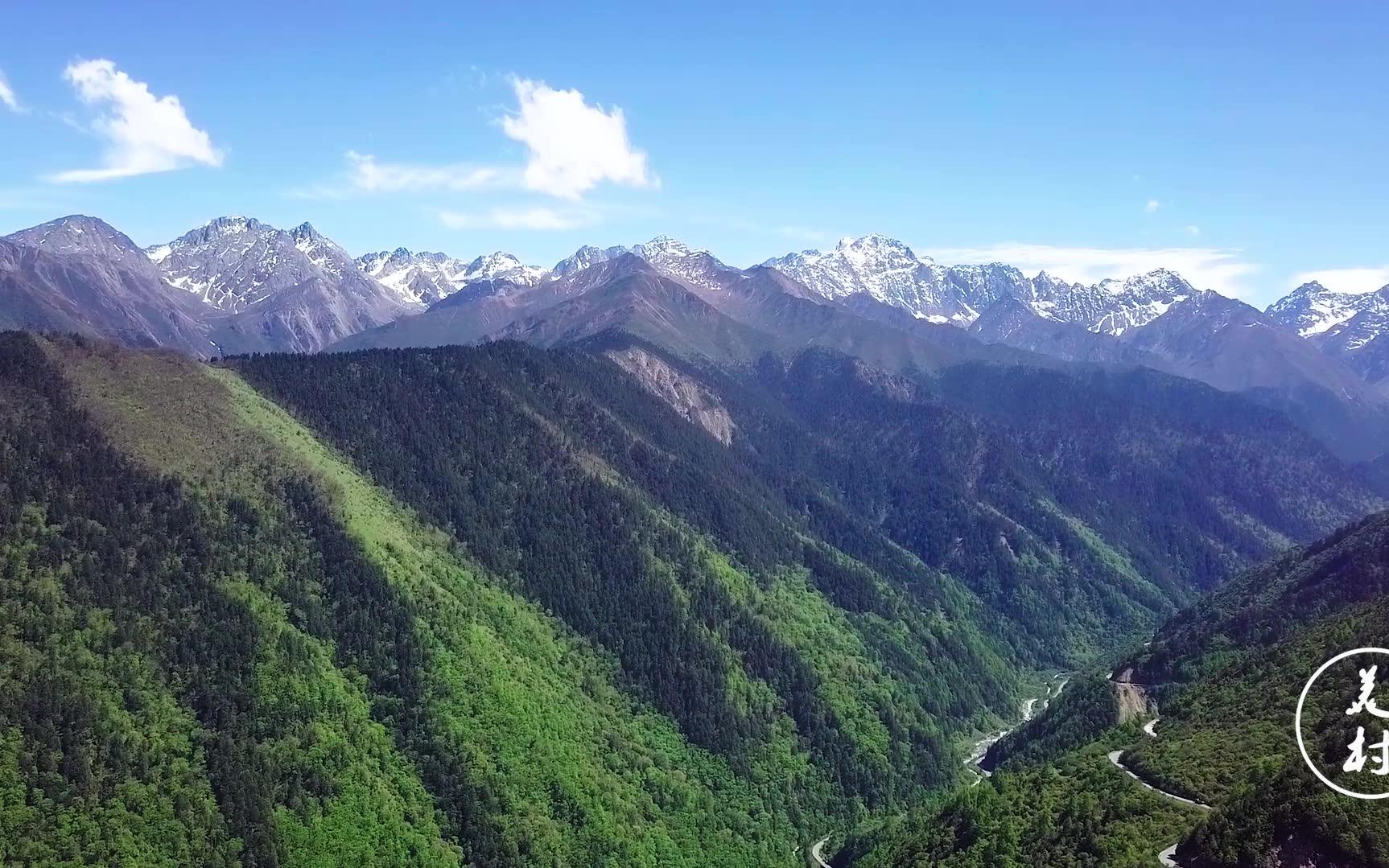 航拍四川西部的高原雪山风景,雄伟壮观,这样的美景谁能不爱?哔哩哔哩bilibili