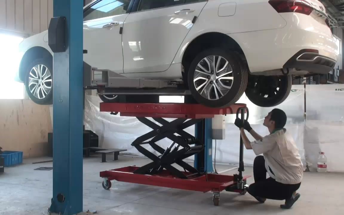 新能源汽车维修——纳思达举升车拆卸电池演示