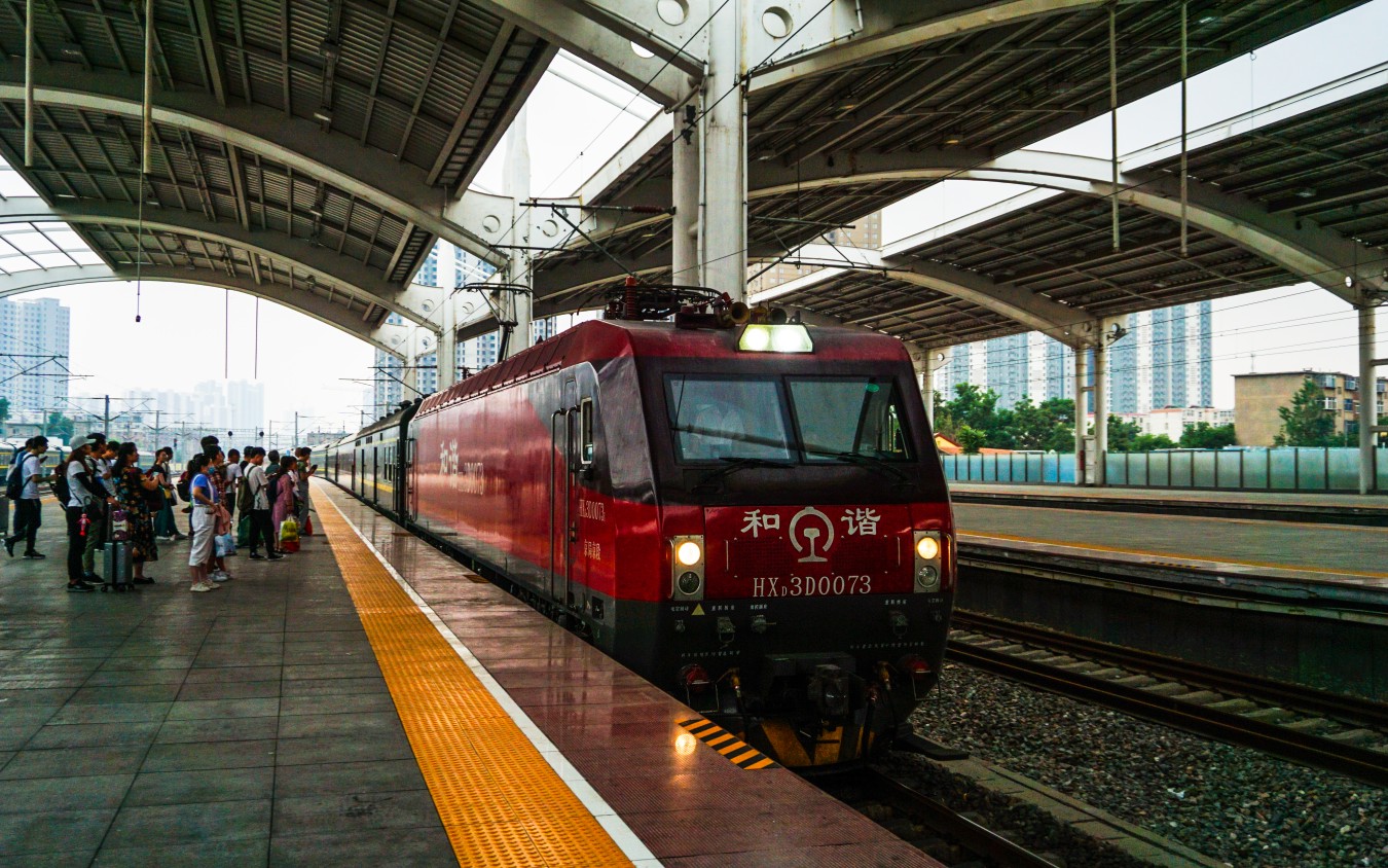 【中国铁路】hxd3d牵引k7708次(石家庄-北京)驶入保定火车站