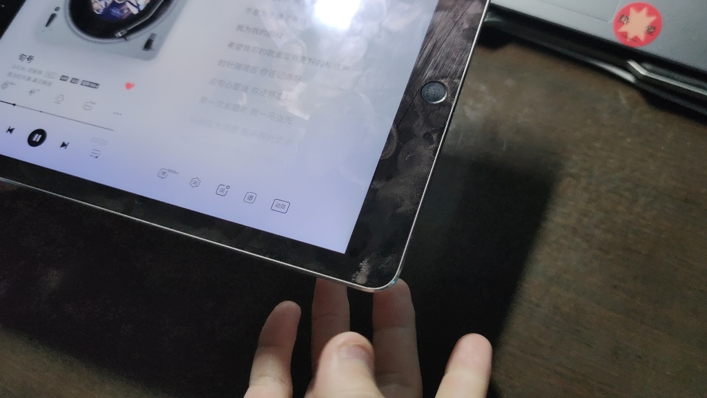 air2的喇叭好像没有设计音腔,和lg g7的boom box 设计类似,屏幕靠共振