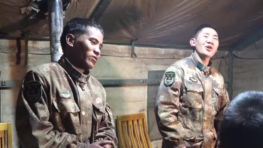 央视记者给斯潘古尔边防连前哨阵地送给养