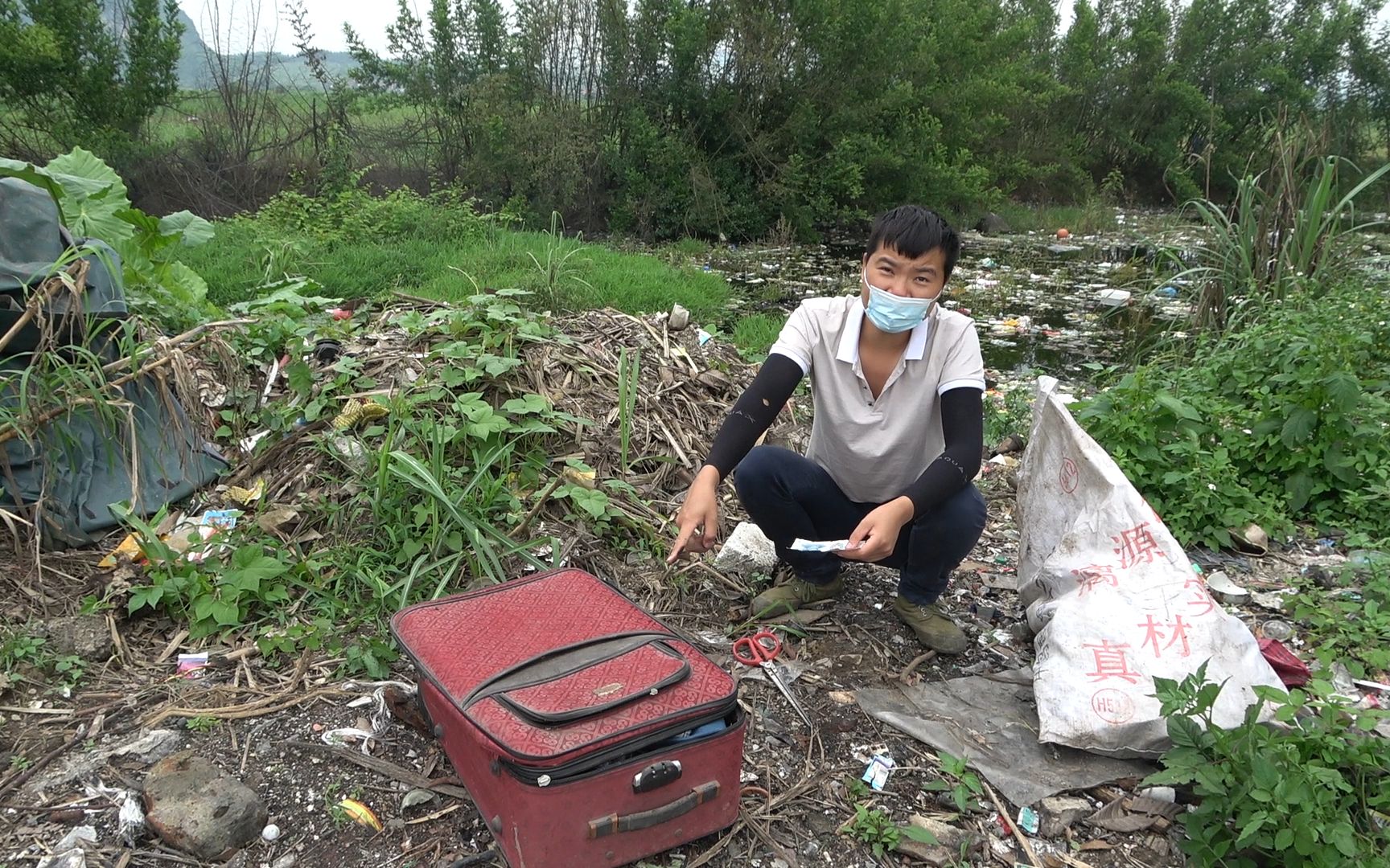 垃圾堆发现一个行李箱,小伙打开后瞬间不淡定了,里面有什么?哔哩哔哩bilibili