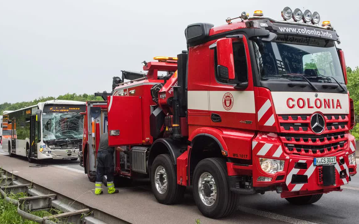 【工程纪录】事故救援 德国a4高速梅赛德斯奔驰citaro追尾达夫半挂车