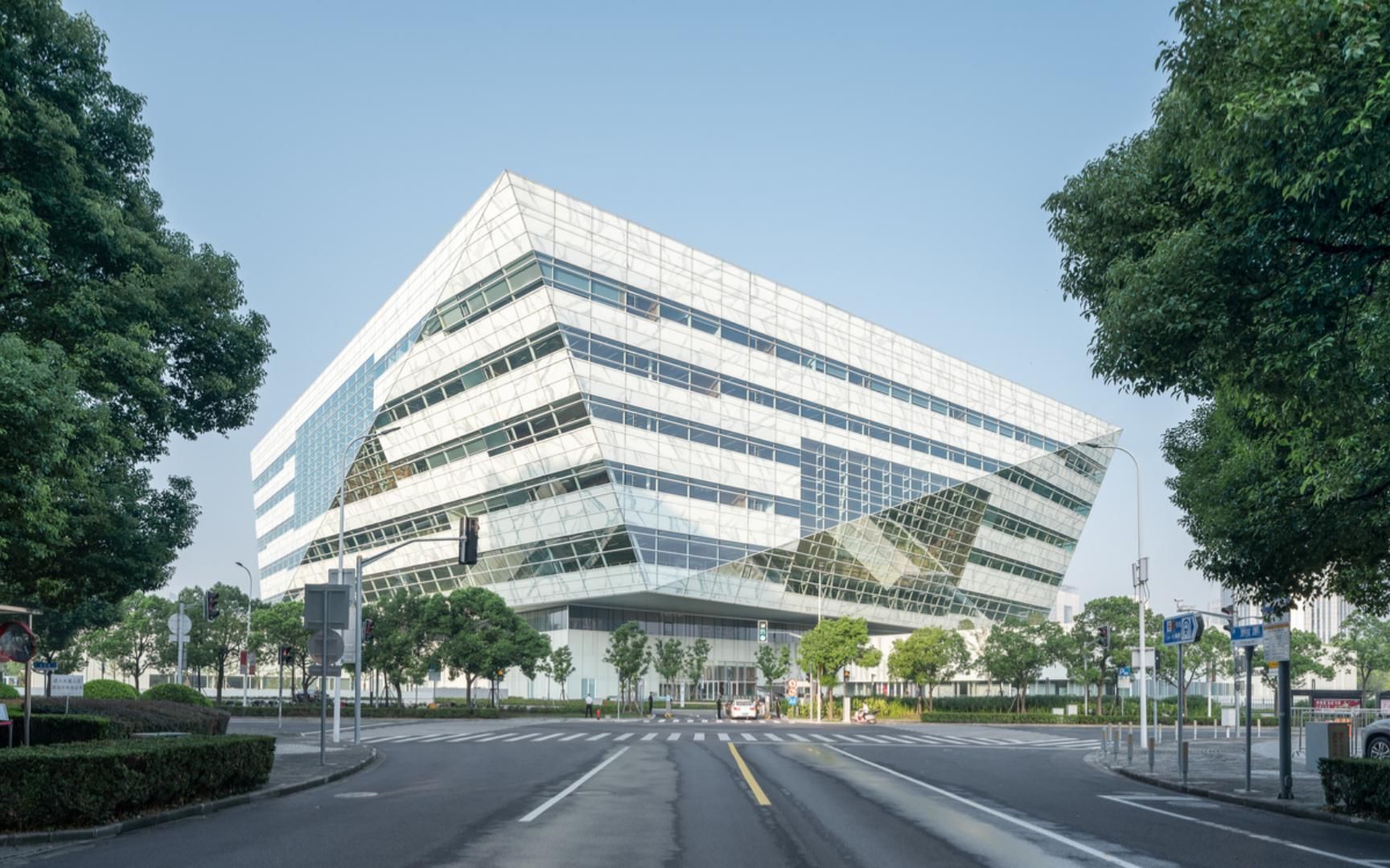 上海图书馆东馆:漂浮在树冠之上的玉石