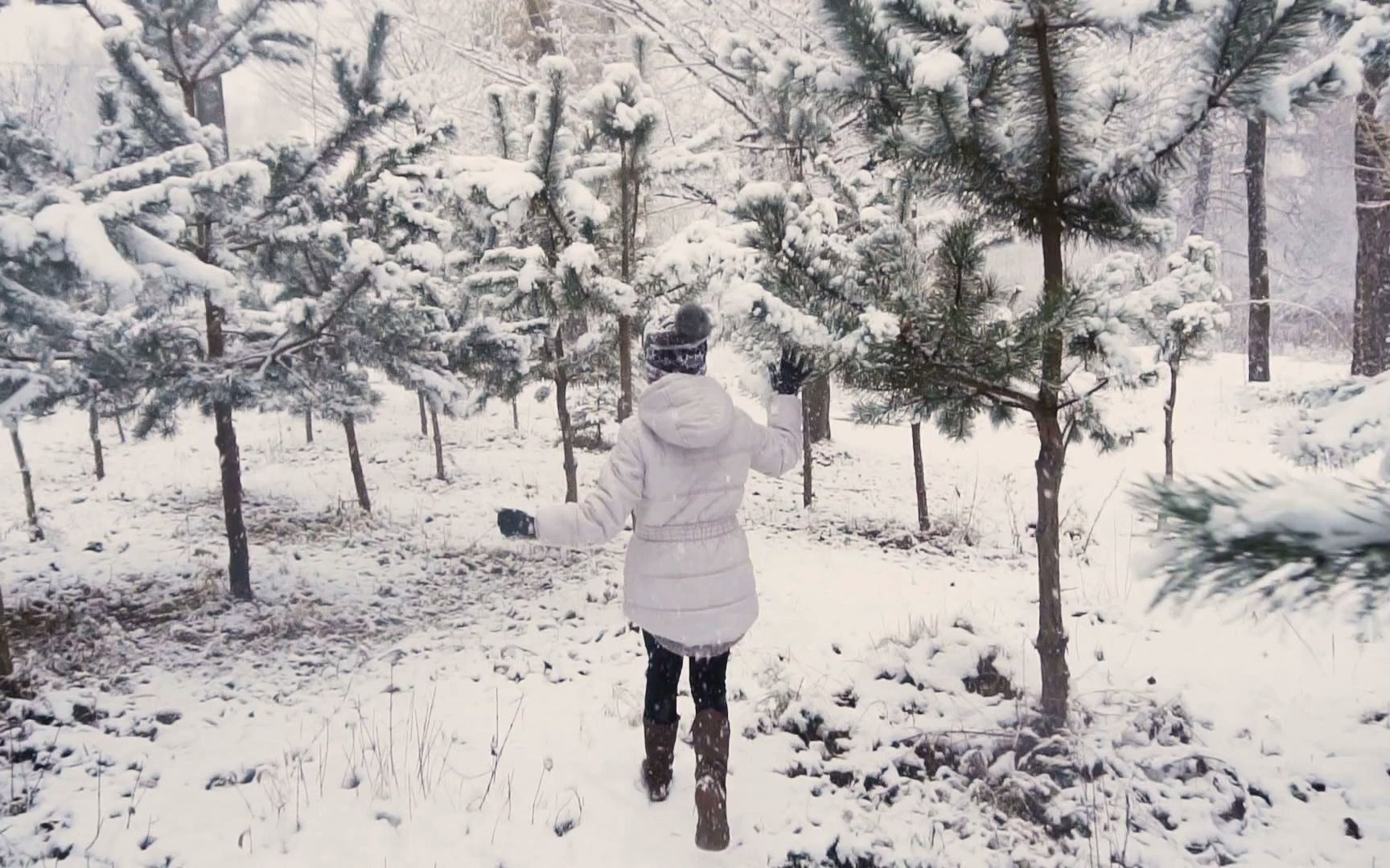 空镜头 冬季雪花白雪雪地奔跑人物素材分享哔哩哔哩bilibili