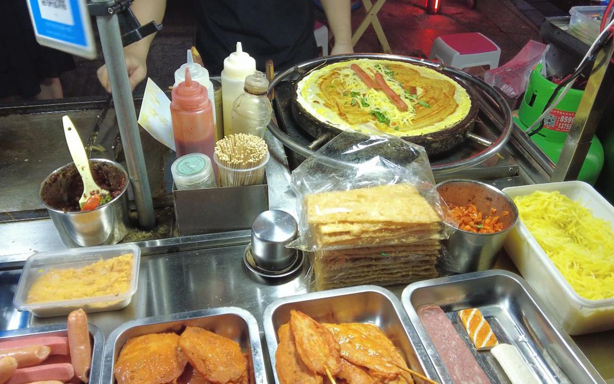 中国夜市美食,路边摊小吃,鸡蛋煎饼,鸡蛋炒面