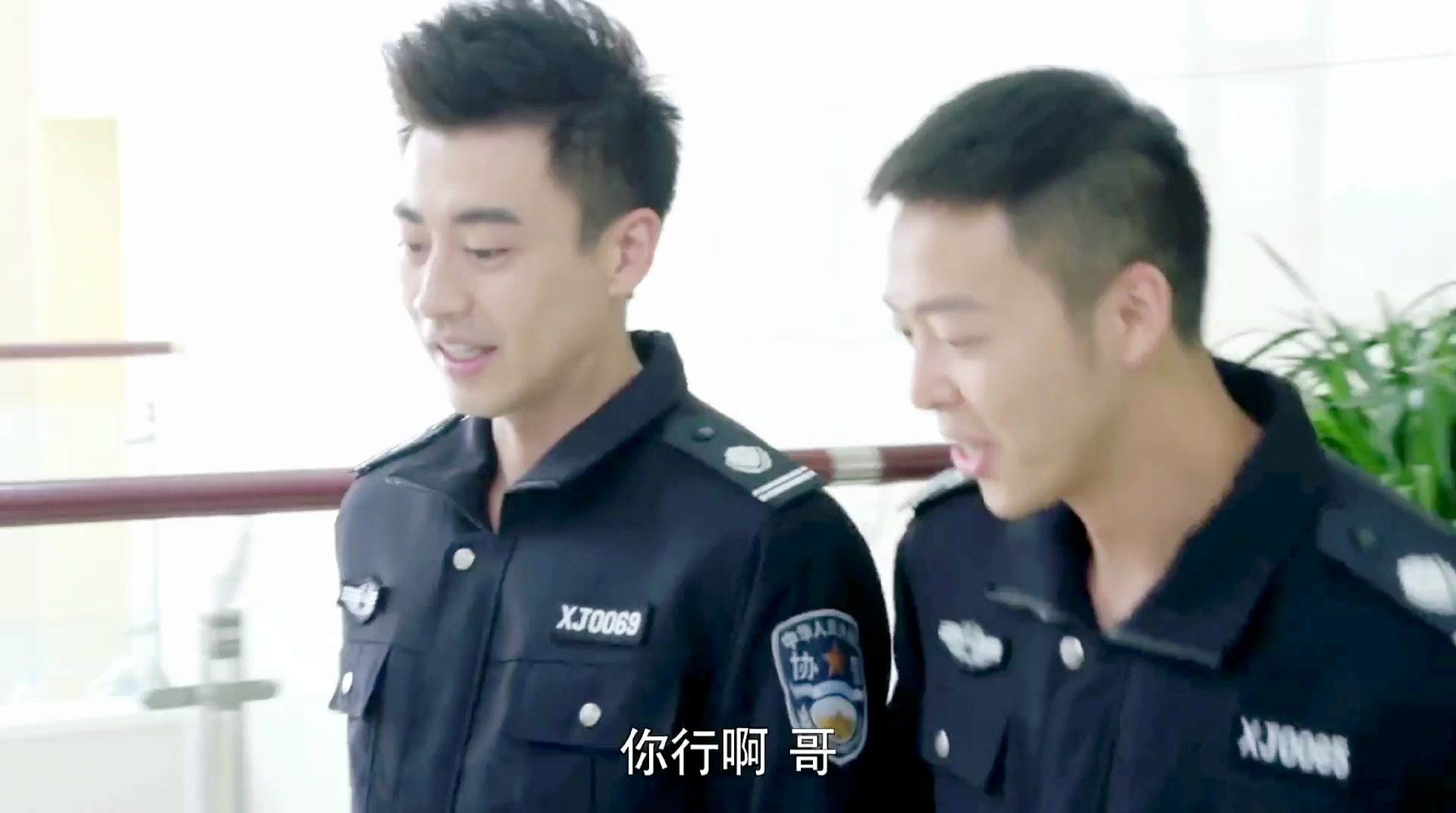 警察锅哥一一伙协警竟然拿大萝卜把持枪劫匪的车给逼停了