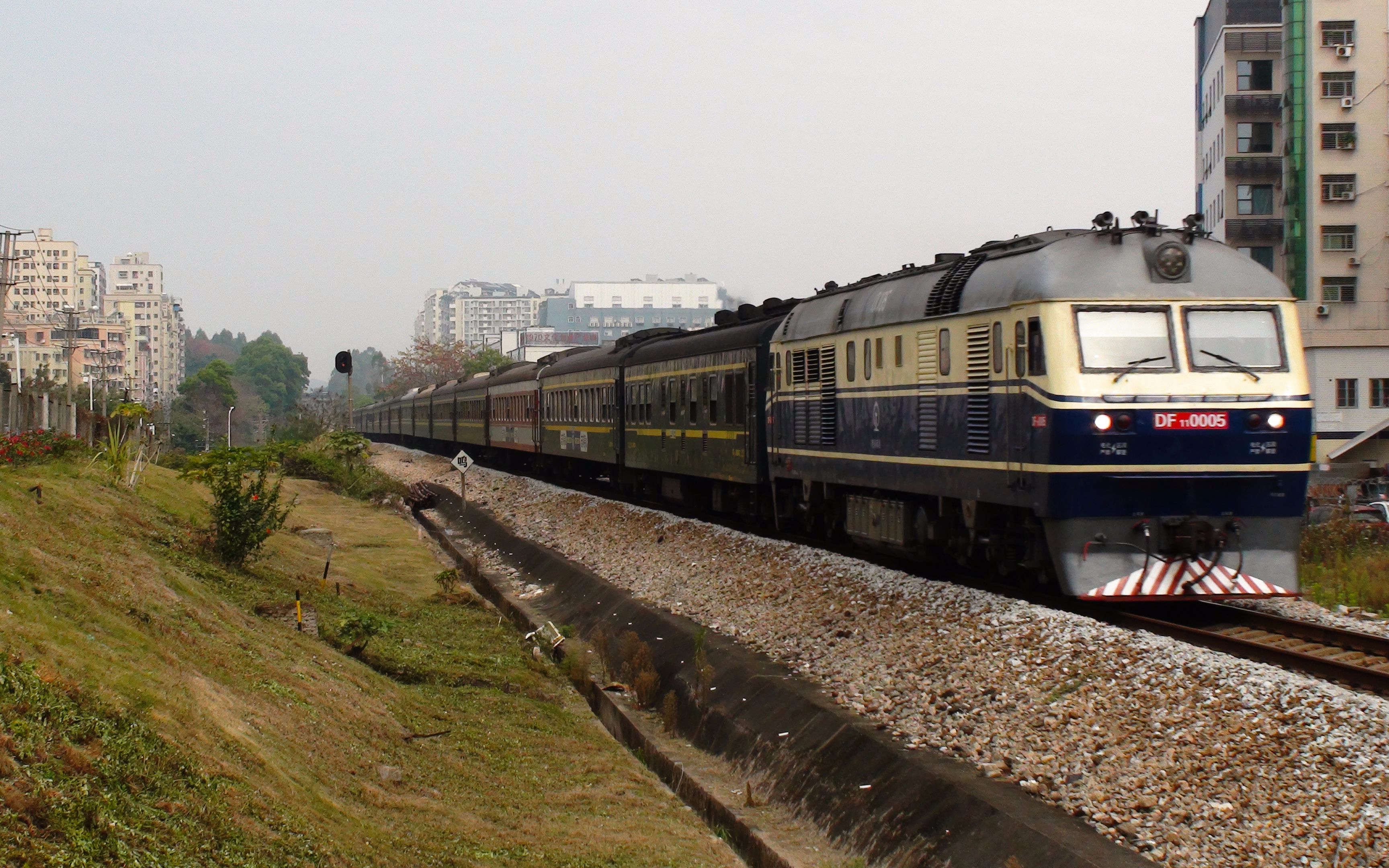 df110005牵引k256通过坂田站塞拉门25g
