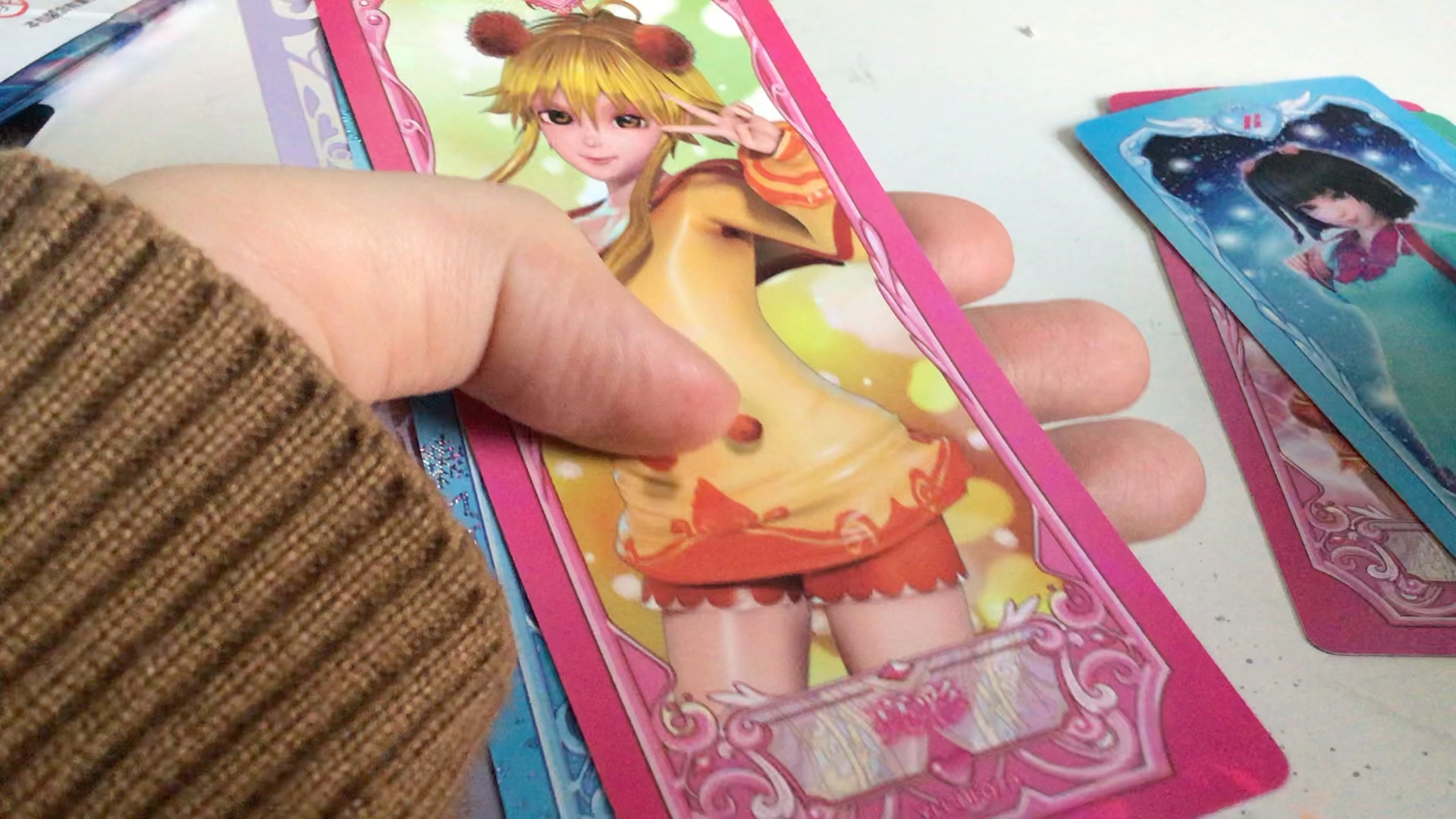 拆了一包5元的叶罗丽卡包里面有一张透明卡