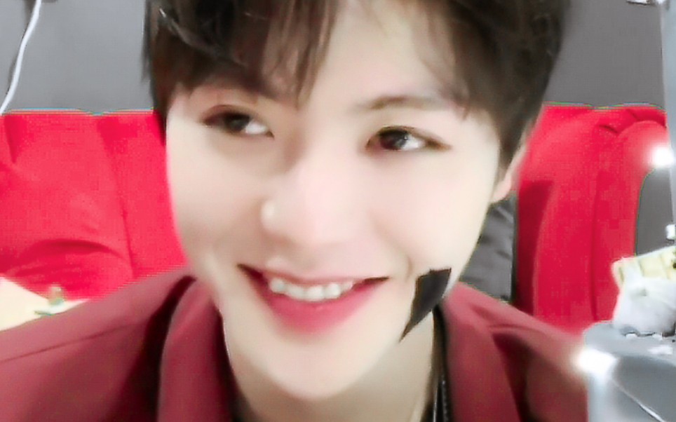 肖宇梁甜度超标笑容合集点进来体验妈粉的快乐吧