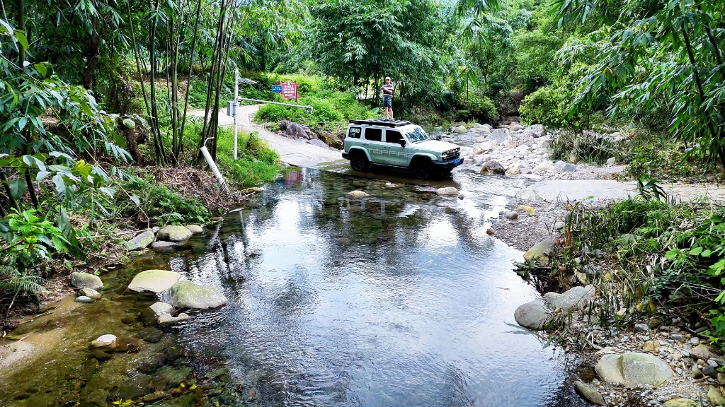 清远英德牛盘山附近的山间小溪,溪水清澈见底,有大片竹林,水不深适合小朋友玩!清静舒适没什么人过去玩的一个地方!哔哩哔哩bilibili